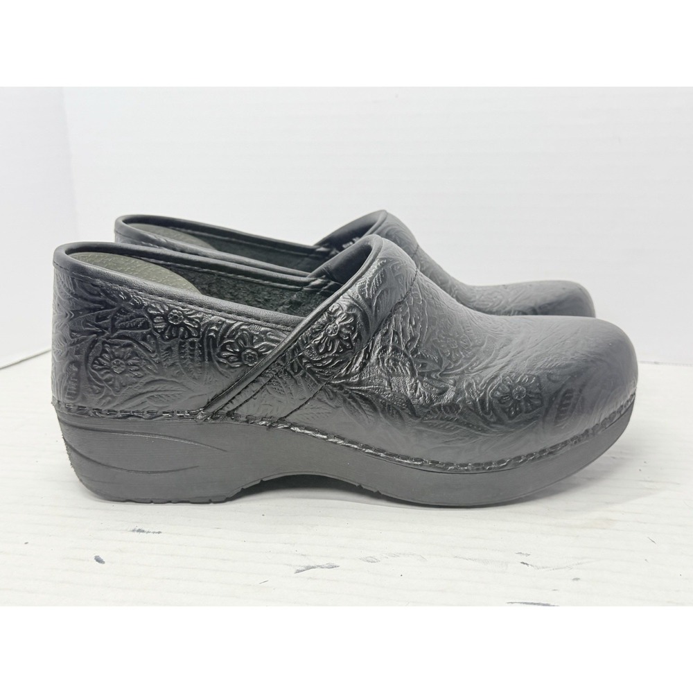 Dansko XP 2.0 Womens US 8.5-9 EU 39 Black Floral Tooled Leather Clogs